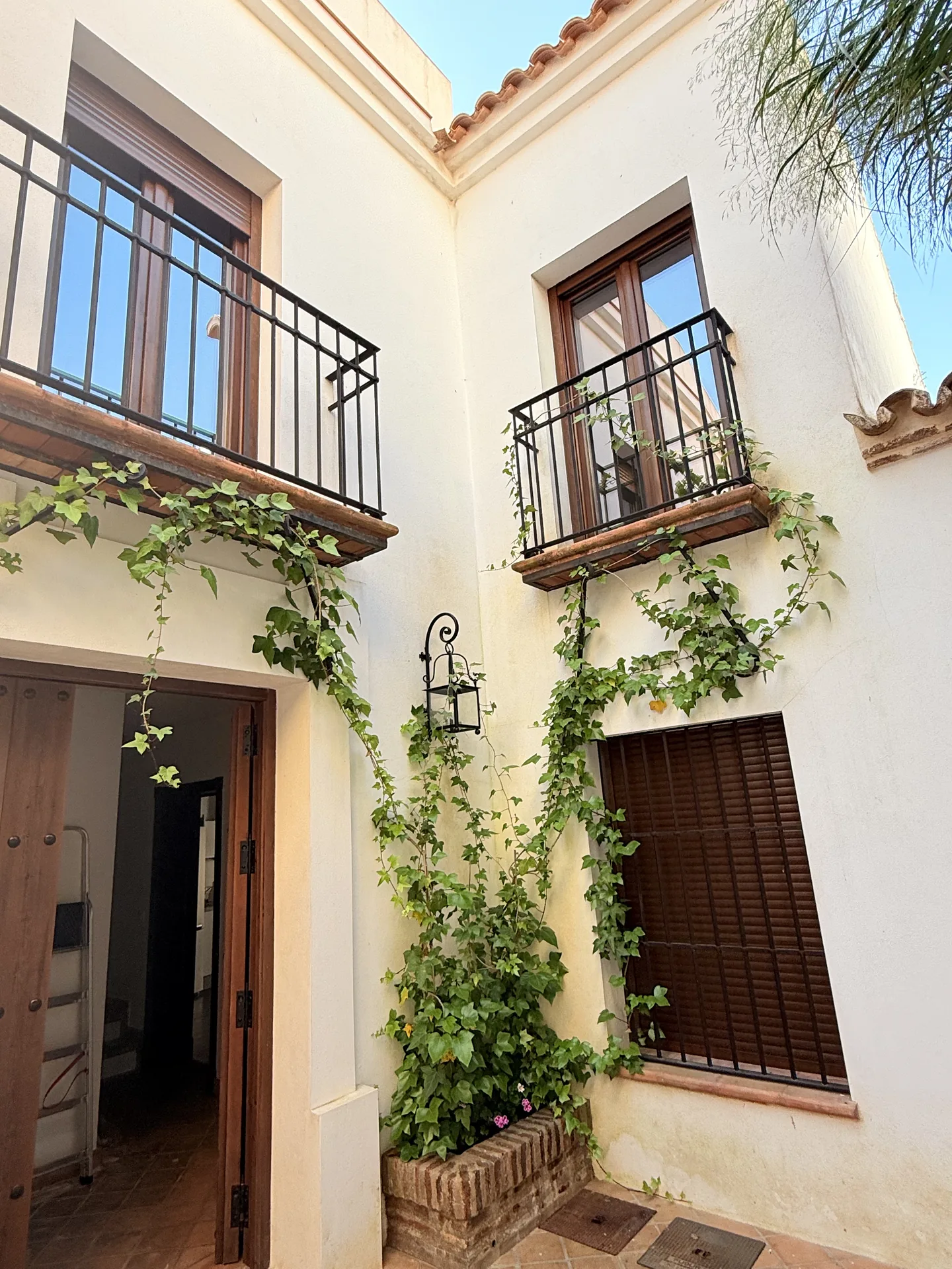Apartamentos Constantina courtyard